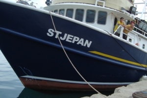 Zadar, 12. svibnja 2010. - ribarski brod "Stjepan" na vezu u zadarskoj luci nakon što je tijekom prethodnoga dana sudjelovao u sudaru s drvenom brodicom u pašmanskom kanalu